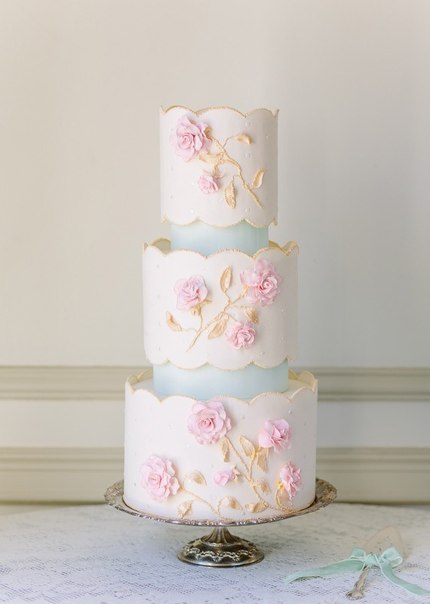 Многоярусный свадебный торт сложной конструкции