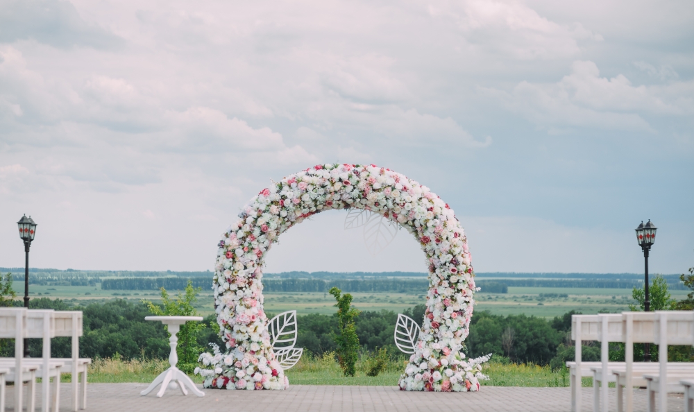 Круглая арка с декоративными цветами