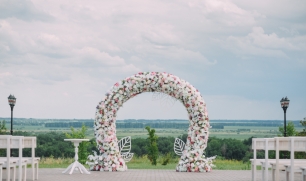 Круглая арка с декоративными цветами